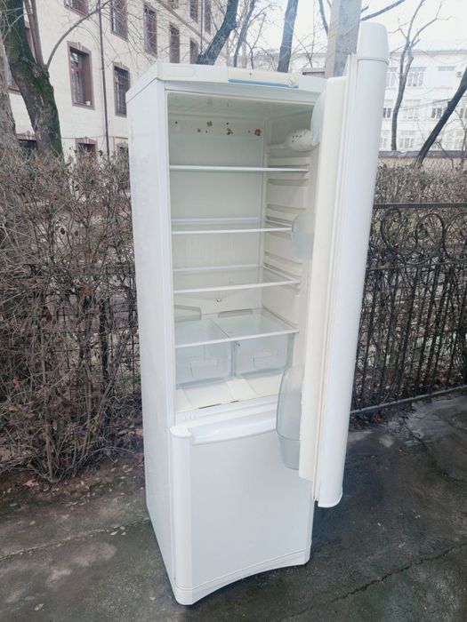 Продаю холодильник Indesit