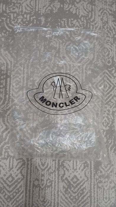 Продам пуховик moncler