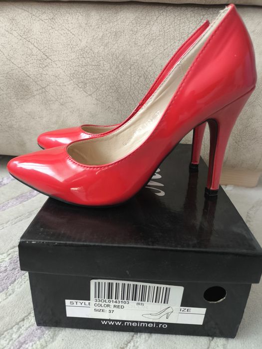 Червени лачени токчета