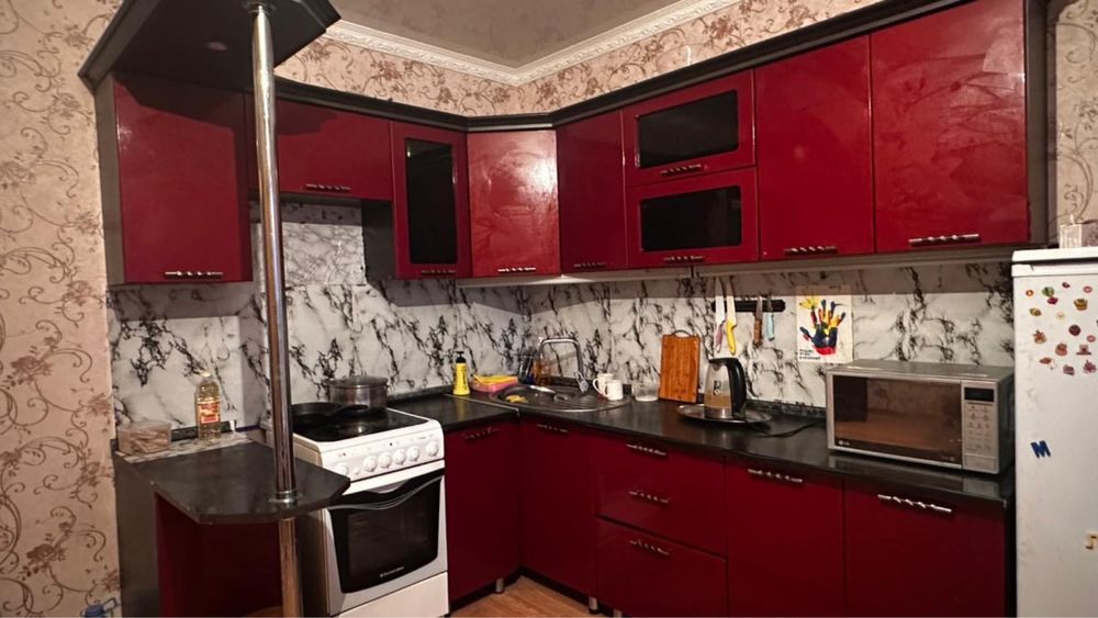 Продам Кухонный Гарнтирур