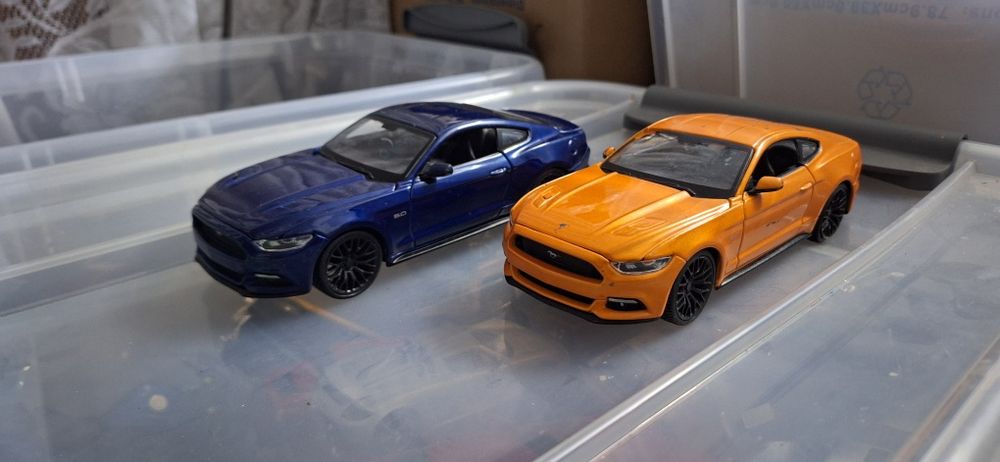 Метални колички 1:24