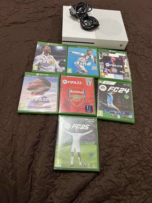 Consolă Xbox One S + 14 Jocuri (EA FC 25, Dark Souls 3, Mortal Kombat XL)