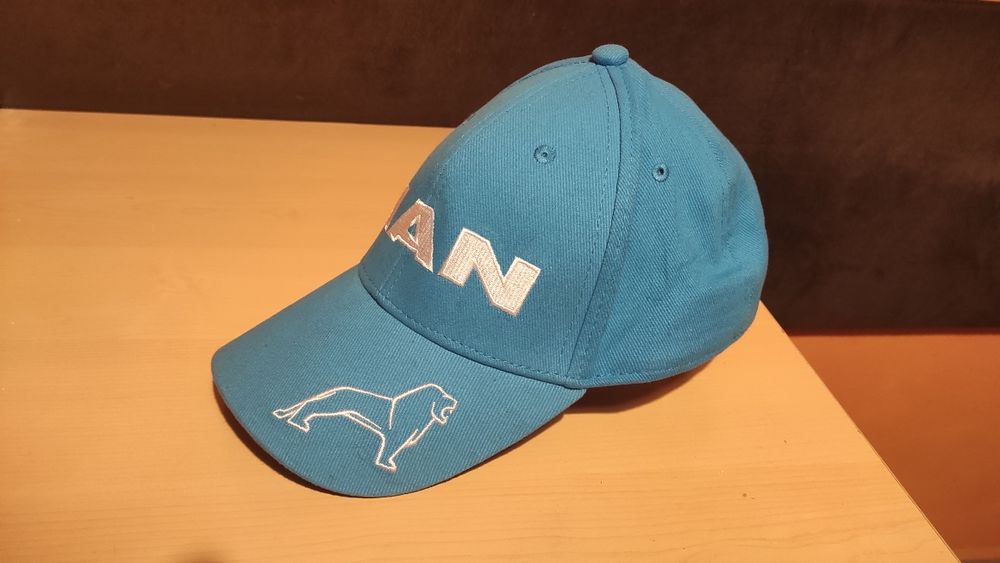 Шапки със козирка