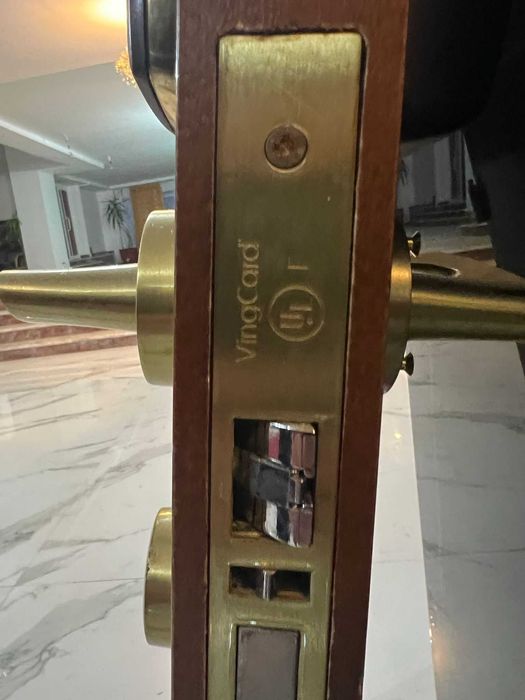 Usi lemn masiv,usi hotel,usi cartela hotel