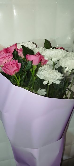 Цветы букет (хризантемы и розы кустовые)