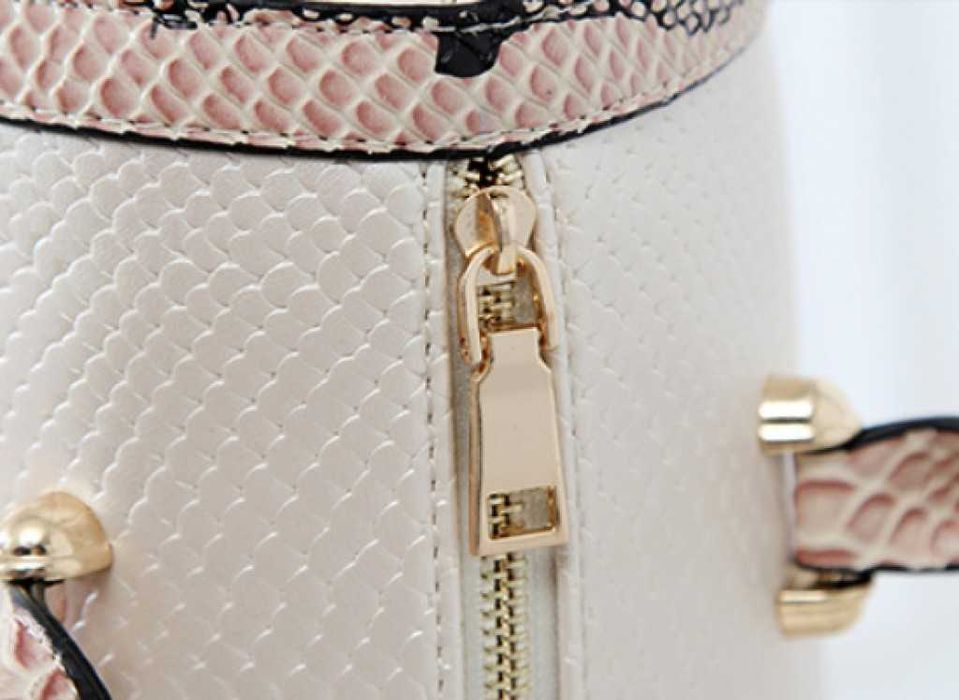 Дамска чанта с декорация от бяла змийска кожа