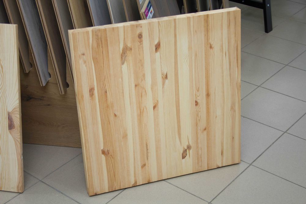 Producem blaturi din lemn masiv de pin cu grosimi diferite.