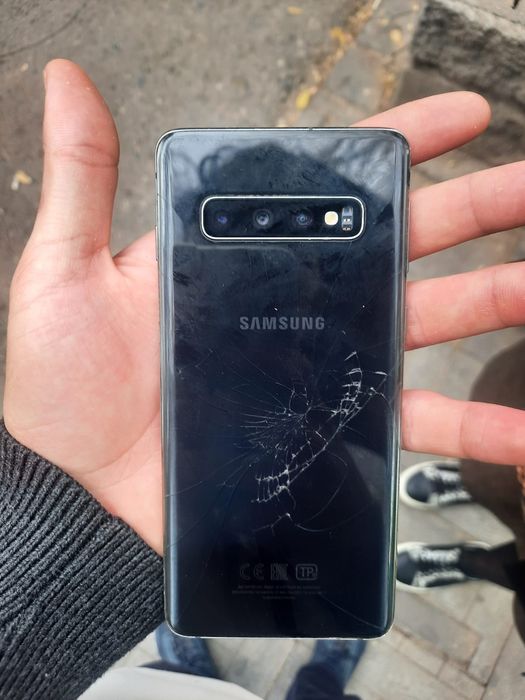 Samsung S10 в среднем состояние срочно продам