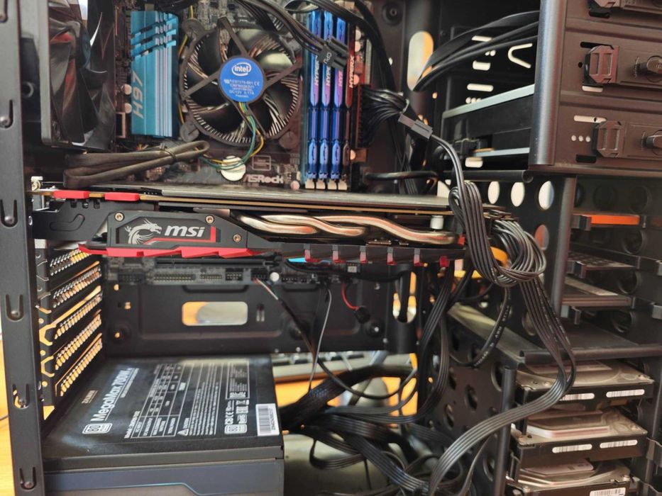 Геймърски компютър + механична клавиатура и геймърска мишка