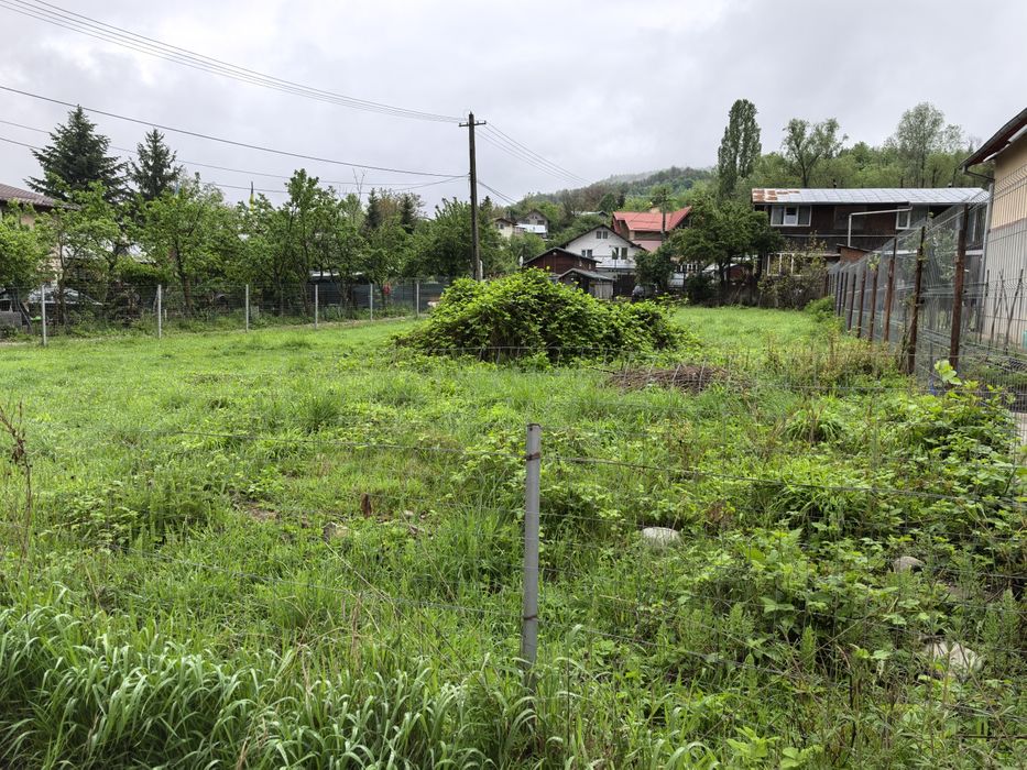 Vând teren situat în Breaza