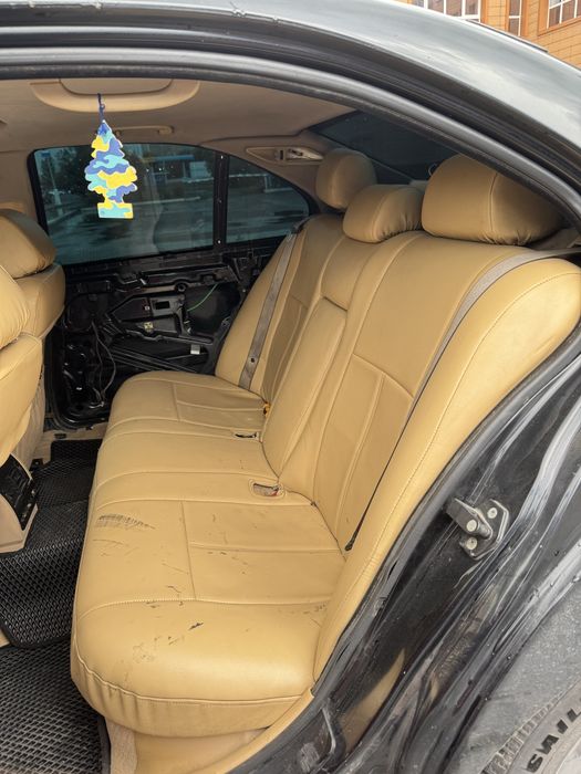 Задний диван BMW E39 с модельными кожаными чехлами