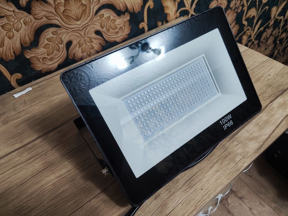 Led прожектор 100 ватт светит синим