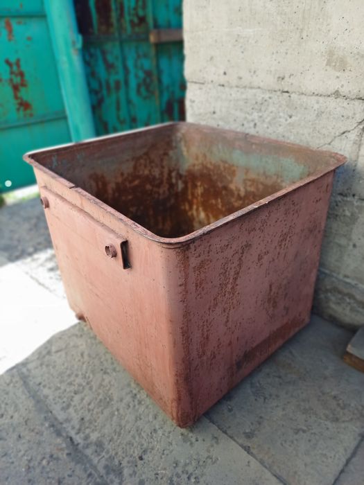 Бак под мусор металлический.