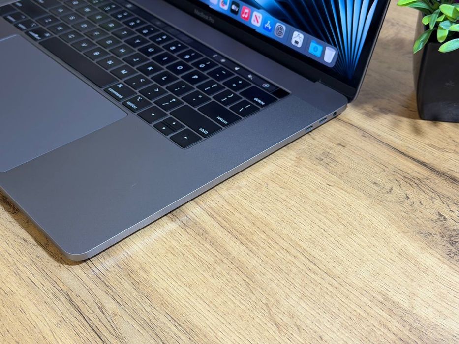 Macbook pro 16 i7 16ozu 512ssd Radeon graphics