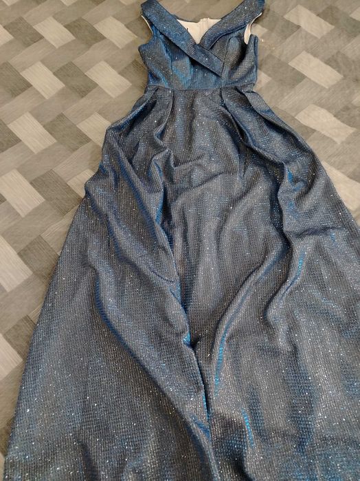 Стархтна е момичета за бал или нещо друго облякана е за 2 часа.