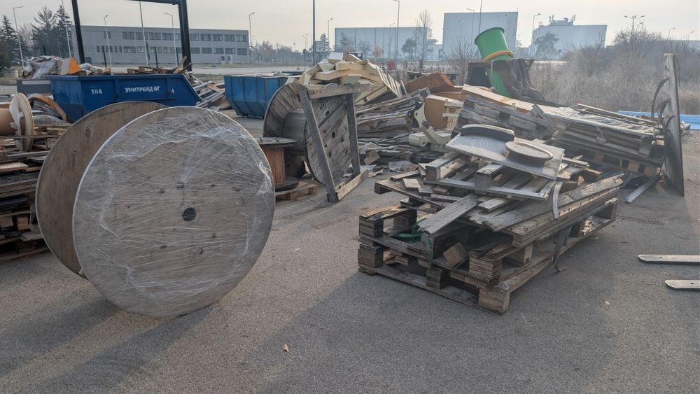 Палета и дървесина от индустриални опаковки