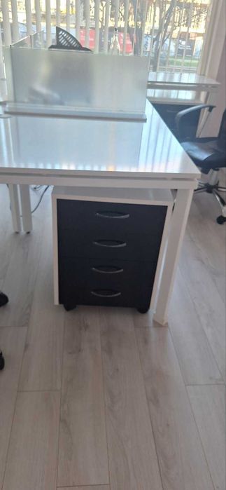 Офис мебели и оборудване