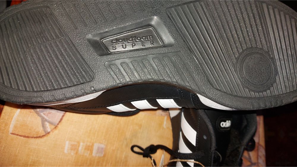 Продам крссовки .