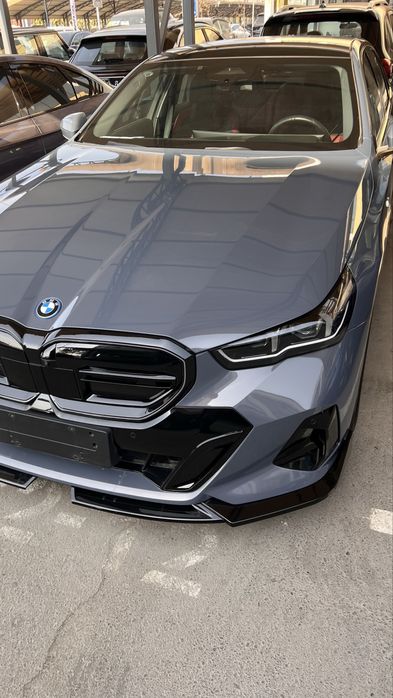 BMW i5 35L srochniy sotiladi