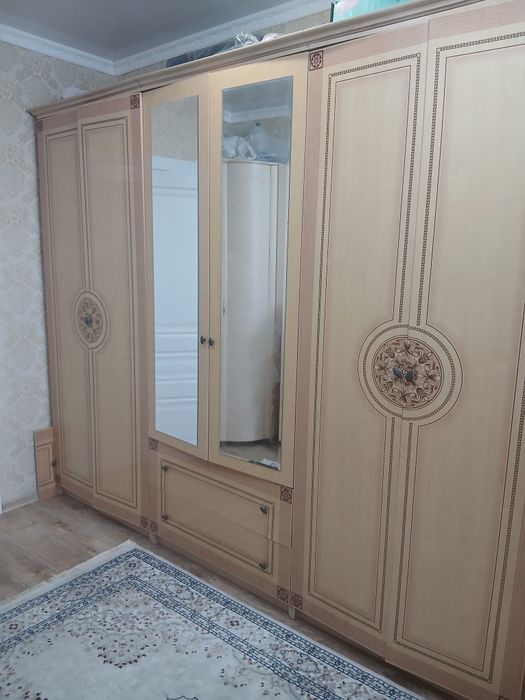 Вместительный гарнитур