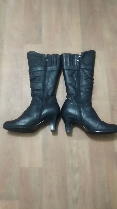 Продам сапоги женские кожаные утеплённые  на меху Недорого