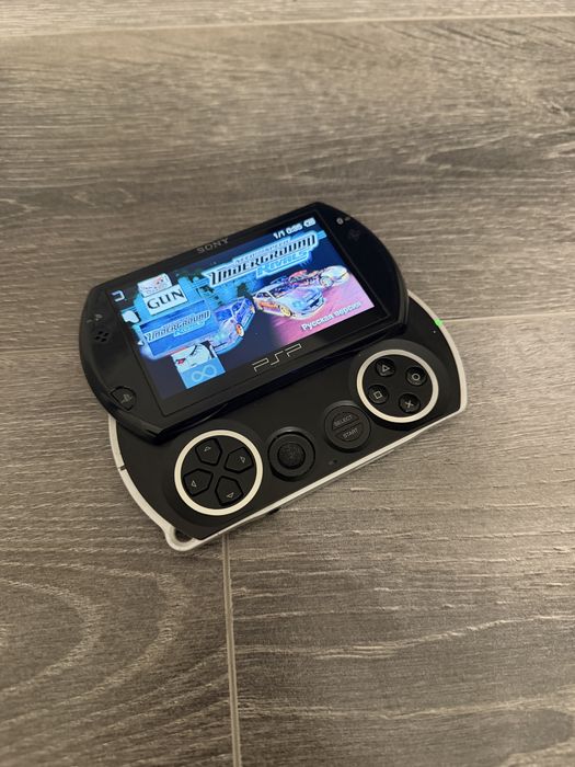 Psp go с закачаными играми