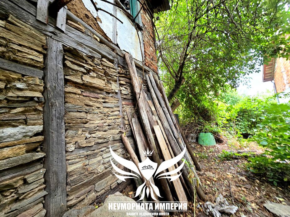 Продавам двуетажна стара къща 60РЗП с хубав двор 234кв. с.Лясково