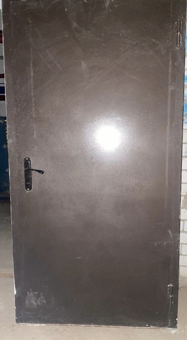 Железный дверь.