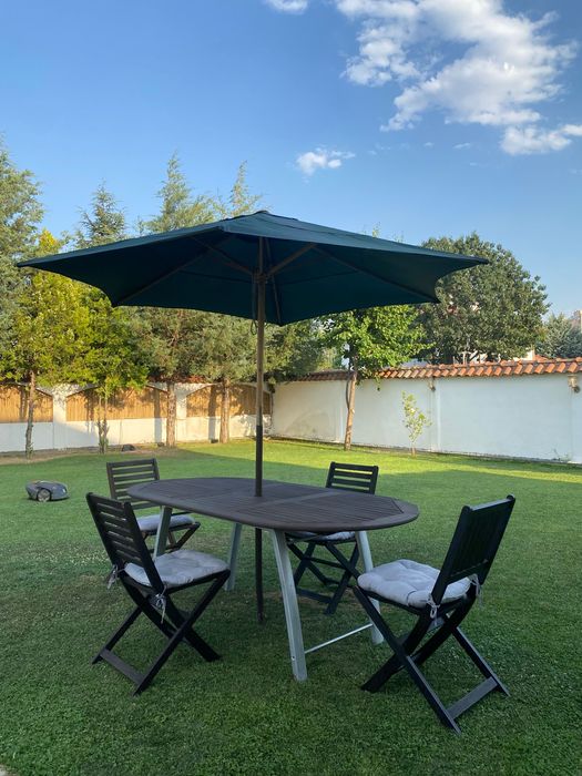 Градинска маса със столове и чадър