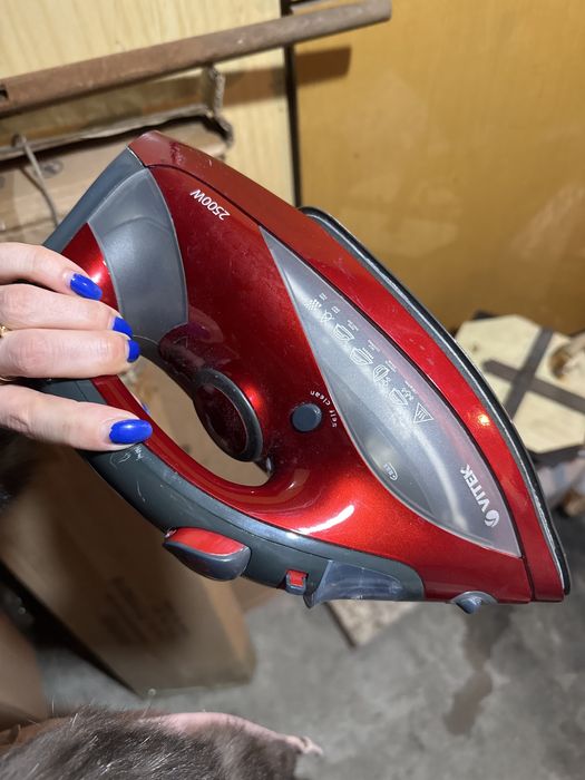 Утюг Vitek красный