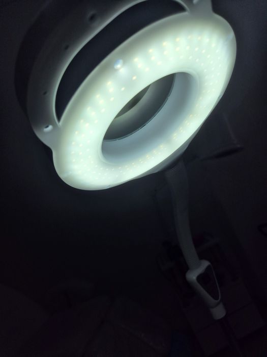 Продам Новую напольную лампу с лупой