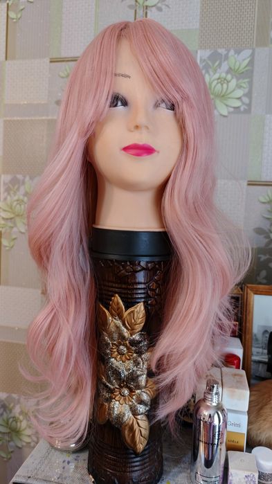 Парик искусственный, розовый.