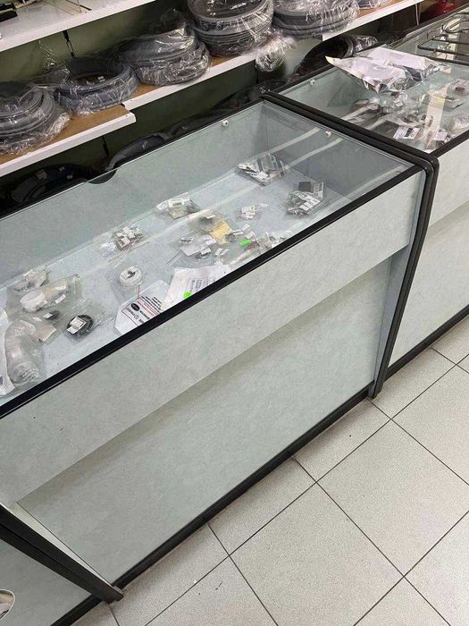 Продавот се 12 бр.щандове
