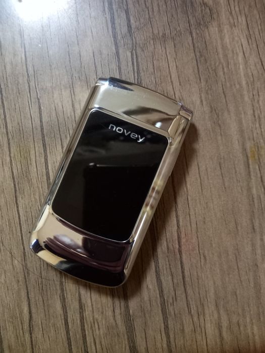 Samsung A10s va Novey A80r