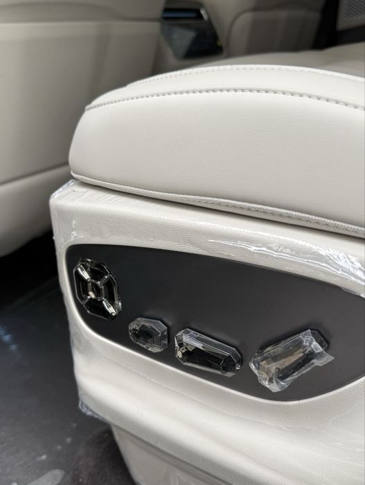 Denza N9  флагшип рестайлинг черный кузов белый салон