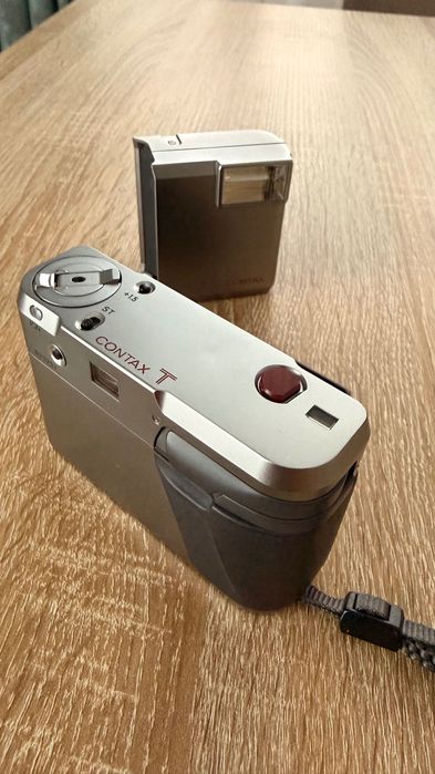 Contax T –TITAN Carl Zeiss Sonnar 38mm f/2.8 + blitz compact