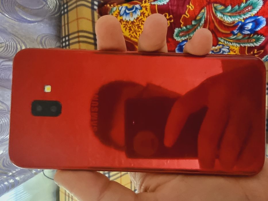 Samsung j 6 plus orginal 32 gb yaxshi holatda  срочно сотилади