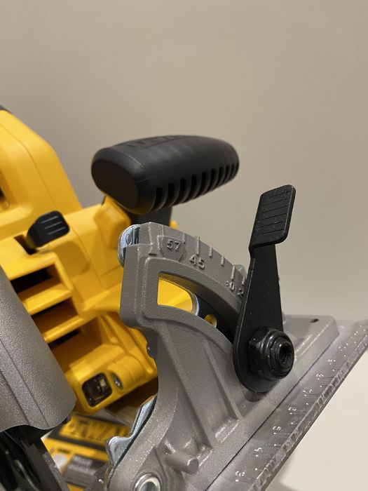 Циркуляр DeWALT DCS570N 18V XR - 184mm Brushless/Безчтков