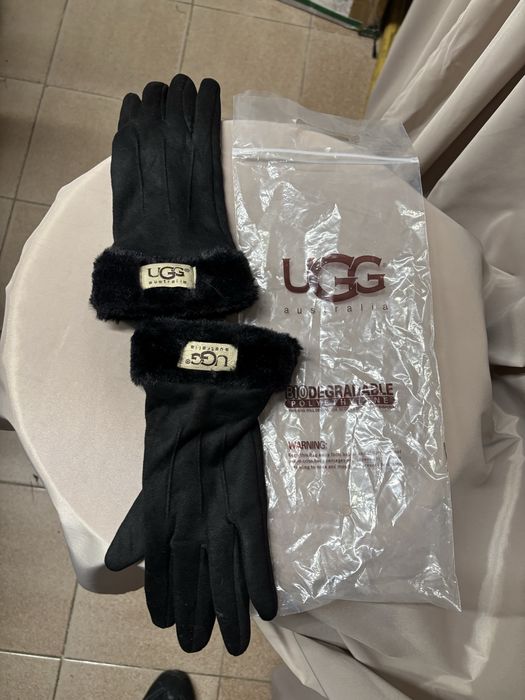 Черни ръкавици UGG