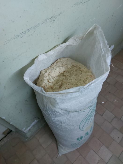Продам сосновые опилки в мешках.