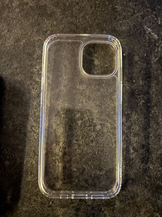 Продавам три калъфа за iPhone 15