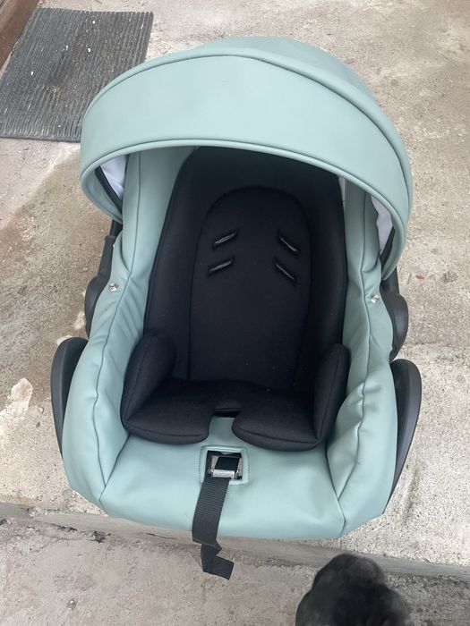 Кош за кола за новородено.Без забележки , като чисто ново.