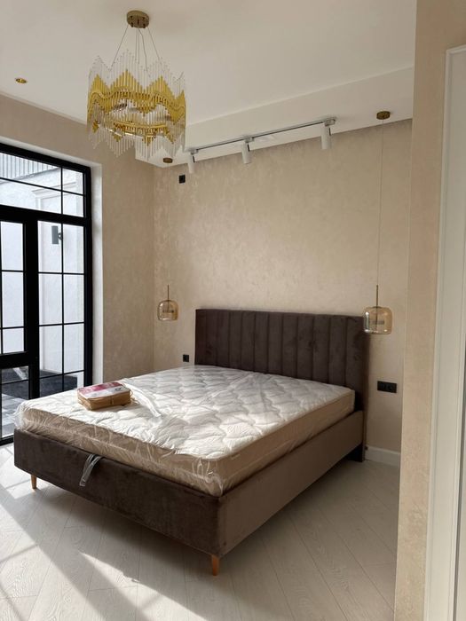 Продается новая люстра