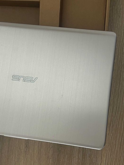 Asus VivoBook S15 S530UA-BQ057 – i5 Gen 8 / 8GB RAM / 256GB SSD / Full HD / Tastatură iluminată