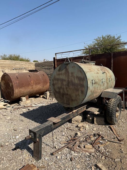 Продаются цистерны 2т с прицепом и 3т