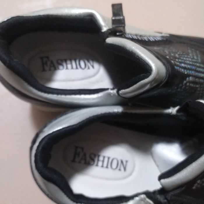 Vând pantofi sport damă