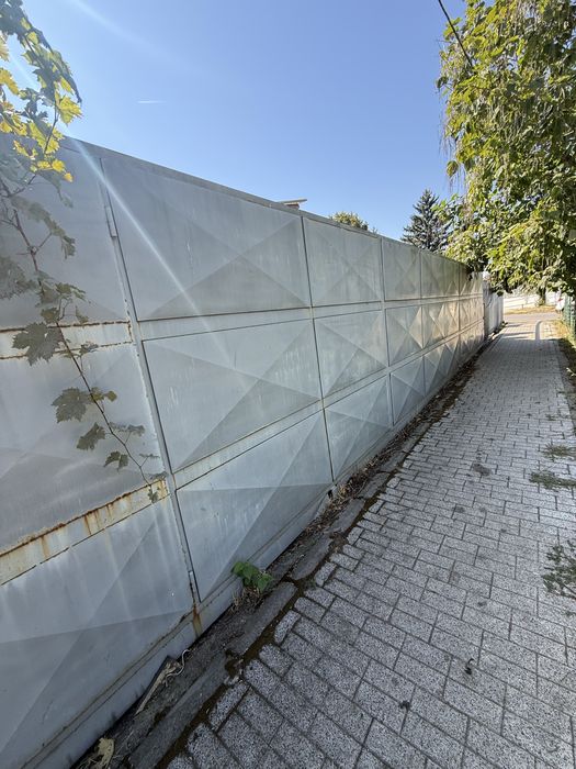 Портална врата с колела за релса