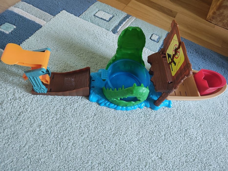 Писта Hot wheels monster trucks и крокодил