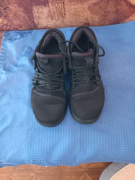 Универсални маратонки на Джордан.