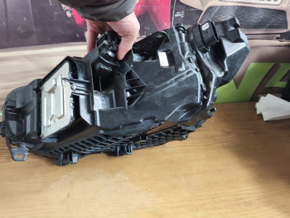 Far Volvo XC 40, C40 model facelift 2023+